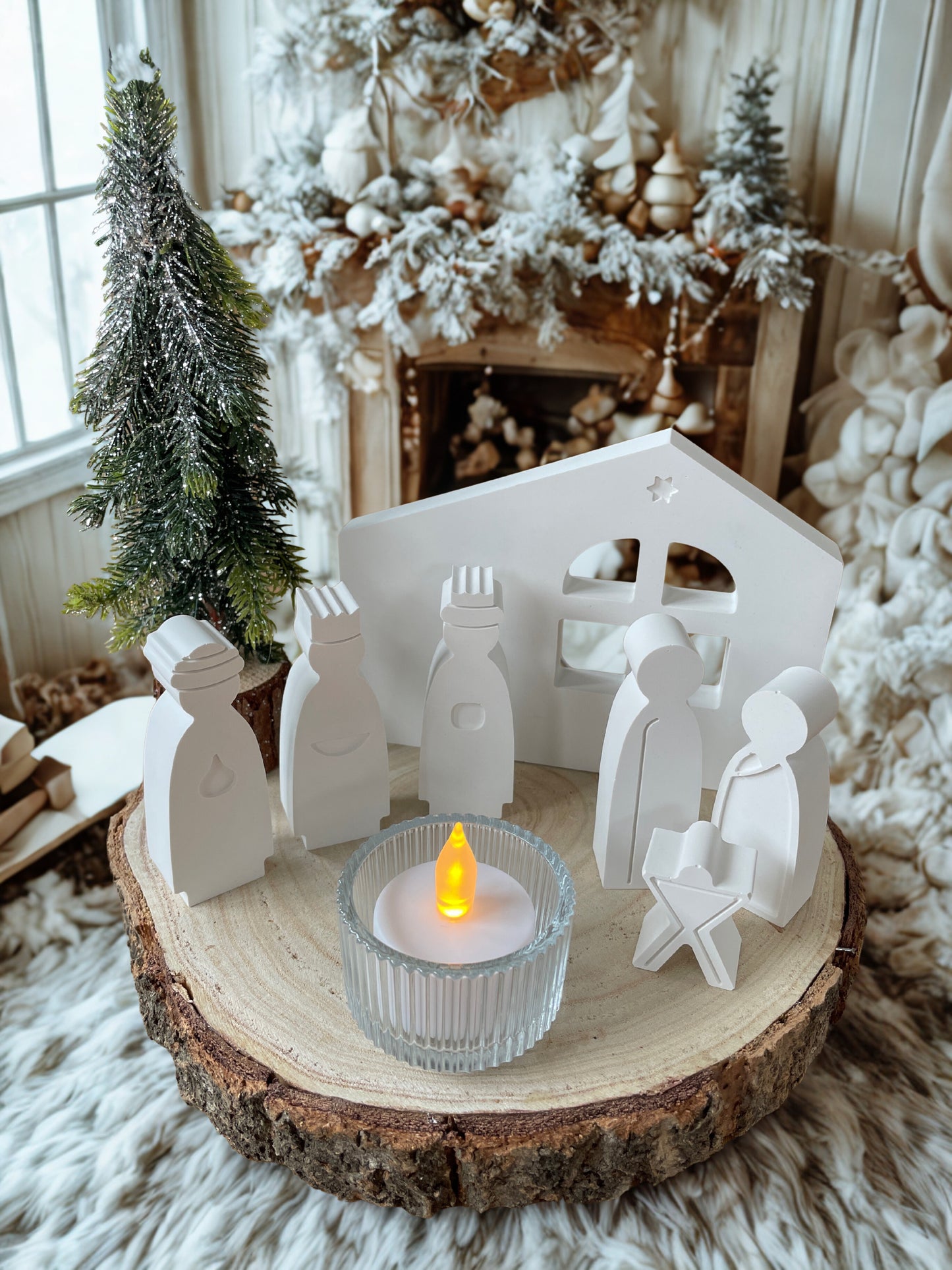 Weihnachtskrippe auf Baumscheibe mit LED Teelicht
