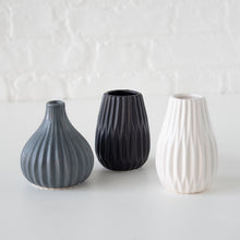Lade das Bild in den Galerie-Viewer, Vase &quot;Wilma&quot; aus Steingut Keramik in der Farbe Grau
