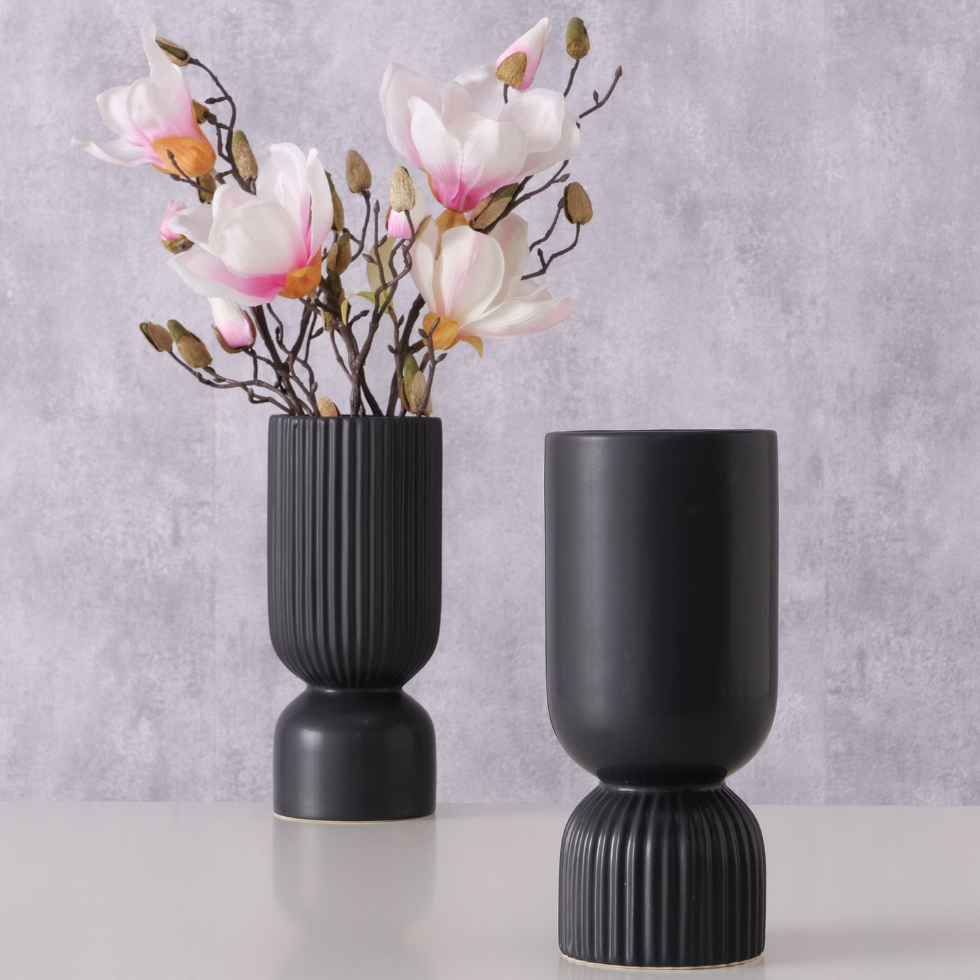Vase Gino in schwarz matt, Höhe 23 cm, Fuß geriffelt, Korpus Glatt
