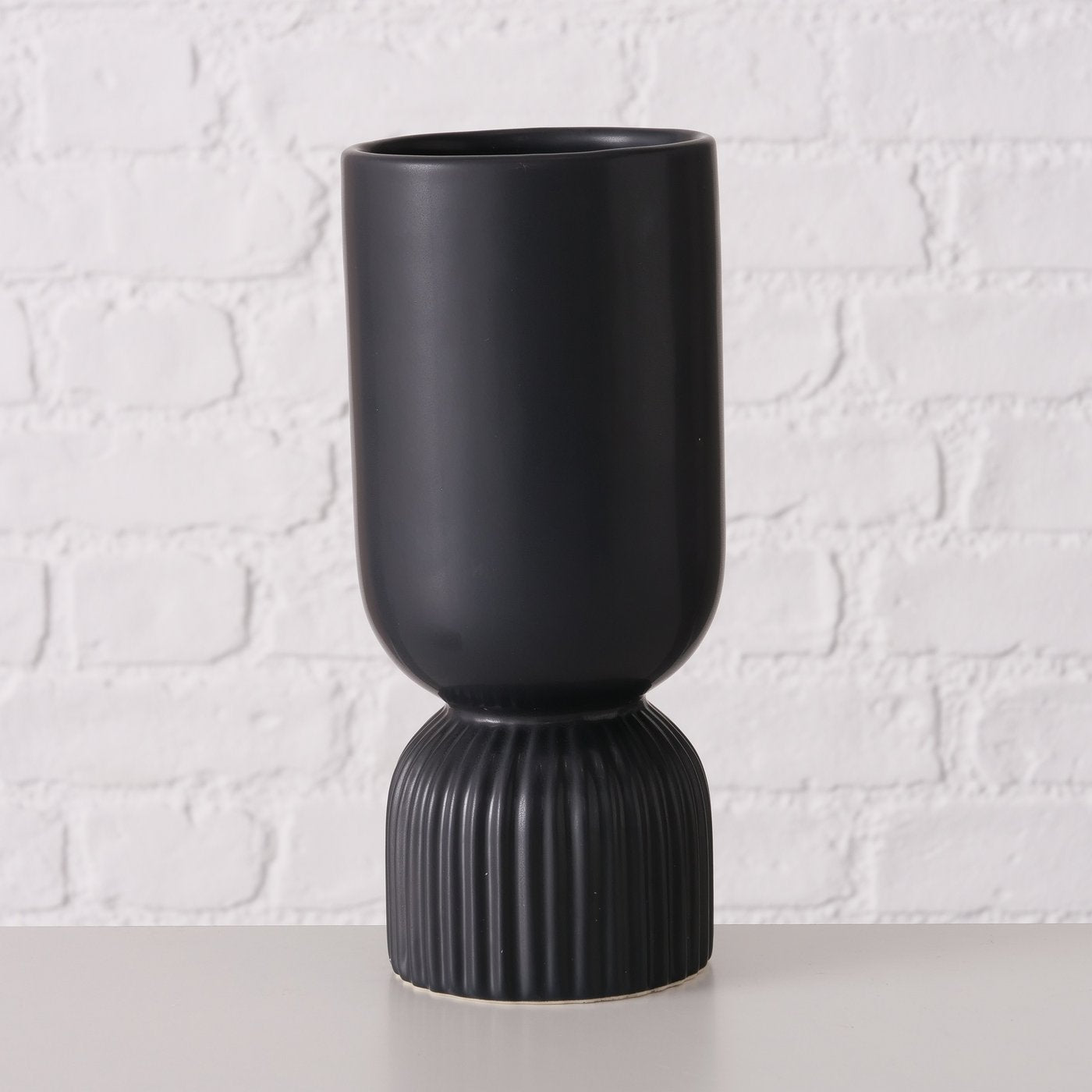Vase Gino in schwarz matt, Höhe 23 cm, Fuß geriffelt, Korpus Glatt