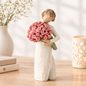 Willow Tree Abundance Figur von Susan Lordi mit üppigem Blumenstrauß – Dekofigur als Geschenk mit Bedeutung