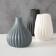 Lade das Bild in den Galerie-Viewer, Vase Wilma aus Steingut Keramik in der Farbe schwarz
