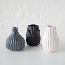 Lade das Bild in den Galerie-Viewer, Vase Wilma aus Steingut Keramik in der Farbe schwarz

