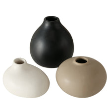 Lade das Bild in den Galerie-Viewer, Vasen Set &quot;Darleen&quot; aus Steingut Keramik in den Farben Beige, Schwarz und Weiß
