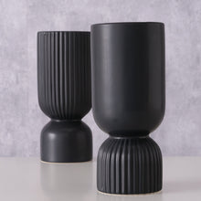 Lade das Bild in den Galerie-Viewer, Vase Gino in schwarz matt, Höhe 23 cm, Fuß geriffelt, Korpus Glatt
