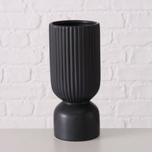 Lade das Bild in den Galerie-Viewer, Vase Gino, in schwarz matt, Höhe 23cm, Fuß matt, Korpus geriffelt
